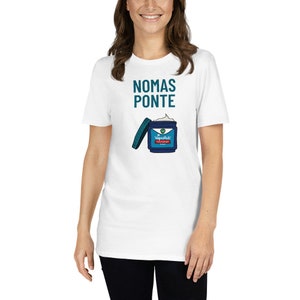 Könnte beinhalten: Weißes T-Shirt mit dem Text "NOMAS PONTE" in Blau und einem Cartoon-Bild eines geöffneten Glases VapoRub-Salbe.