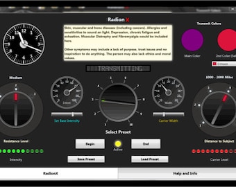 Può includere: Uno schermo di computer che mostra un programma chiamato "Radion X" con un orologio, indicatori e pulsanti. Il programma sembra essere utilizzato per trasmettere segnali. Il testo sullo schermo dice "Pelle, malattie muscolari e ossee (inclusi i tumori). Allergie e sensibilità al suono e alla luce. Depressione, affaticamento cronico ed esaurimento. Distrofia muscolare e fibromialgia sarebbero inclusi qui."