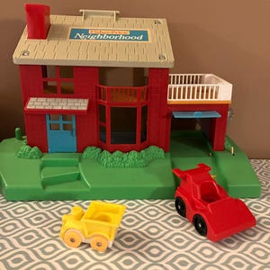1989, Maison de jeux de quartier FISHER-PRICE, garage