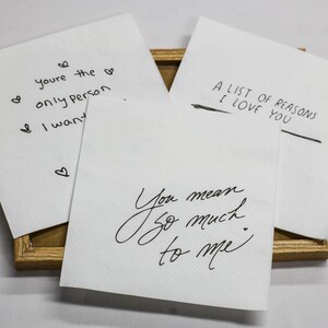 Tovaglioli di carta personalizzati con scritta "Love Note", tovaglioli personalizzati per occasioni speciali, tovaglioli di carta personalizzati scritti a mano, tovaglioli stampati per cocktail nuziali