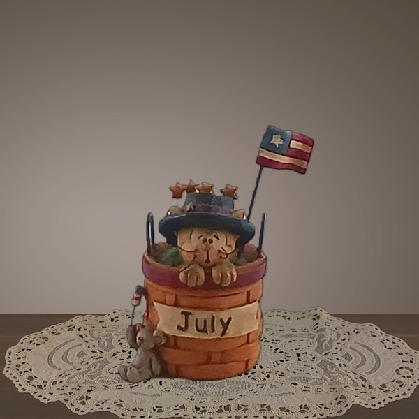 Seau de fleurs, Suzi Skoglund, chat patriotique dans un panier avec souris et drapeau américain, figurine en résine de juillet