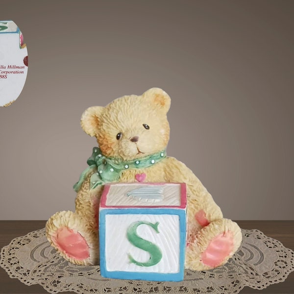 Figurine d'ours en peluche chérie avec bloc ABC lettre S, initiales du nom de l'enfant, décoration de chambre d'enfant, Avon vintage, cadeau d'anniversaire pour enfant, résine
