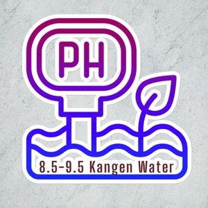 以下が含まれることがあります： 青と紫のグラデーションのデザインのステッカー。水の中にpHメーターと、そこから生えている植物のスタイリッシュなイラストが描かれています。ステッカーの下部に「8.5-9.5 Kangen Water」というテキストがあります。
