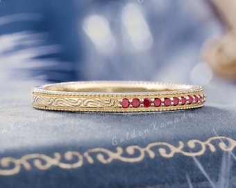 Alliance vintage rubis, or massif, bague de mariage rubis, bague art déco, bague gravée à la main, rubis demi-éternité, bagues empilables pour femme