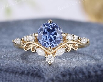 Vintage Cornflower Blue Sapphire Engagement Ring Solid Gold Round