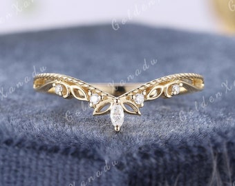 Solid Gold Leaf Curved Wedding Band with Moissanite – Nature Inspired Ring