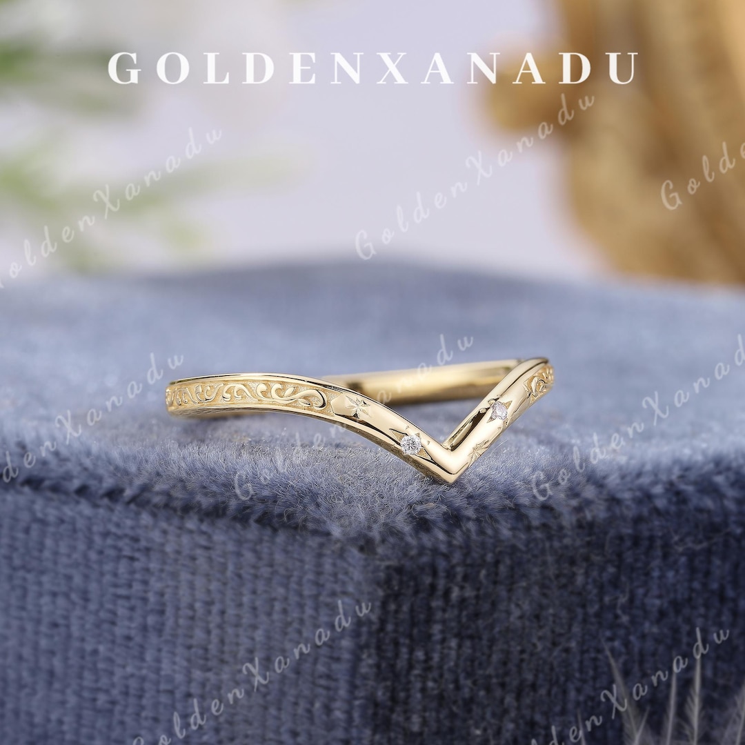 Alianza de boda curva vintage de moissanita con grabado de