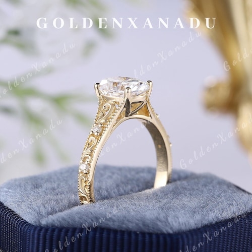 Złote obrączki ślubne z moissanitem o owalnym kształcie: obrączka ślubna z grawerowanym kwiatem w stylu vintage Goldenxanadujewelry