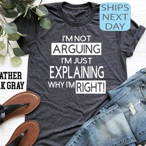 Könnte beinhalten: Ein dunkel-heidesgraues T-Shirt mit dem Text "Ich streite nicht, ich erkläre nur, warum ich Recht habe!"