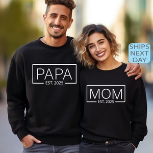 Custom Papa EST. 2025 Sweatshirt, Mom EST. 2025 Shirt, Baby Announcement Hoody, New Papa Shirt, Mom 2025 and Papa 2025 Sweatshirt, Xmas Gift