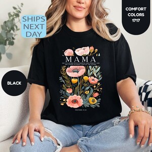 Koszulka dla mamy z kwiatowym motywem Comfort Colors®, inspirujący prezent dla mamy, prezent na Dzień Matki, urocze prezenty z wersetem biblijnym z Księgi Przysłów 31:25