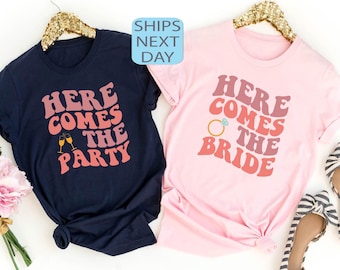 Camisas de despedida de soltera con estilo, camisa retro de despedida de soltera, camisa "Aquí viene la novia", camisa retro de novia, camisa de fiesta nupcial para mujer, regalo de dama de honor