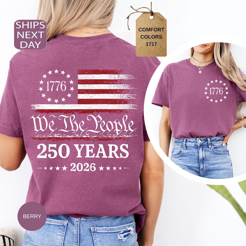 Pu&ograve; includere: T-shirt color bacca con un design a bandiera americana invecchiata. La maglietta presenta il testo "1776" e "We The People 250 YEARS 2026". Ha un girocollo e maniche corte. L'etichetta recita "Comfort Colors 1717".