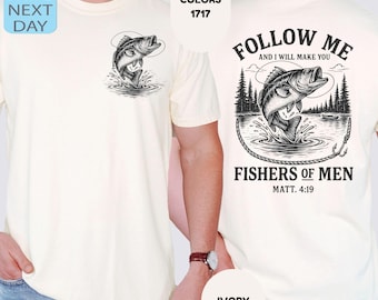 Può includere: Una t-shirt color avorio con una grafica nera di un pesce che salta sul petto sinistro. Il retro mostra una grafica nera più grande di un pesce che salta fuori dall'acqua, circondato da alberi, con il testo FOLLOW ME AND I WILL MAKE YOU FISHERS OF MEN MATT. 4:19.