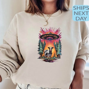 UFO Cow Abduction Sweatshirt, Funny Vintage Retro Graphic T-shirt, Unisex T-Shirt, Paranormal Oversized Aesthetic UFO Tee, Cow Lover Gift