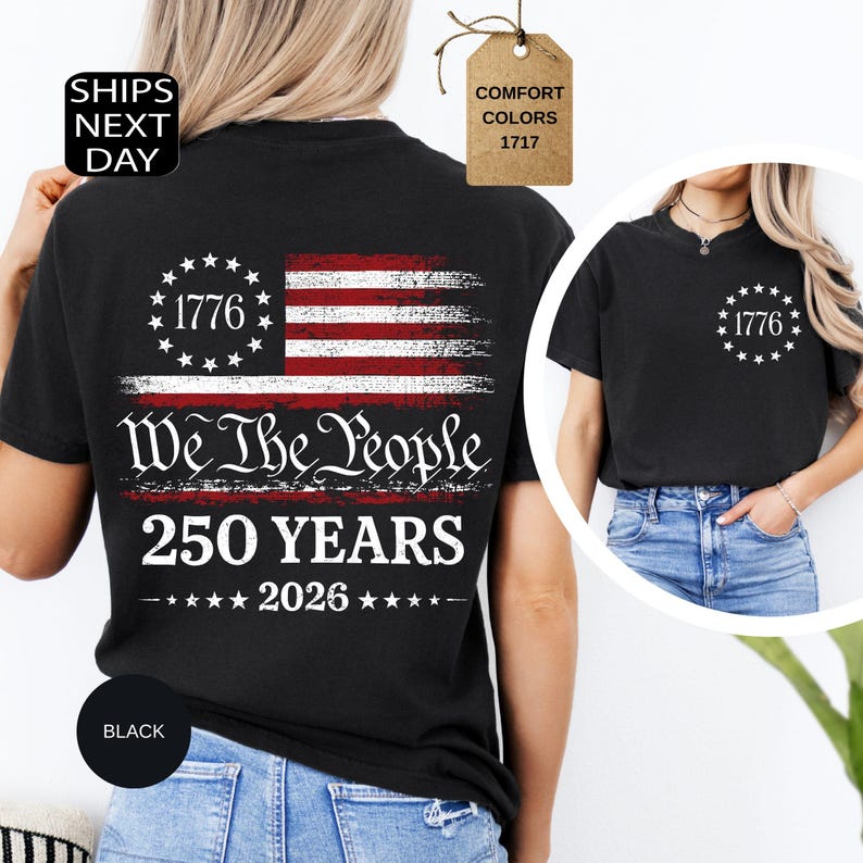 Pu&ograve; includere: T-shirt nero con un design invecchiato della bandiera americana. La maglietta presenta la scritta "1776" all'interno di un cerchio di stelle e "We The People 250 YEARS 2026" sotto. Girocollo e maniche corte.