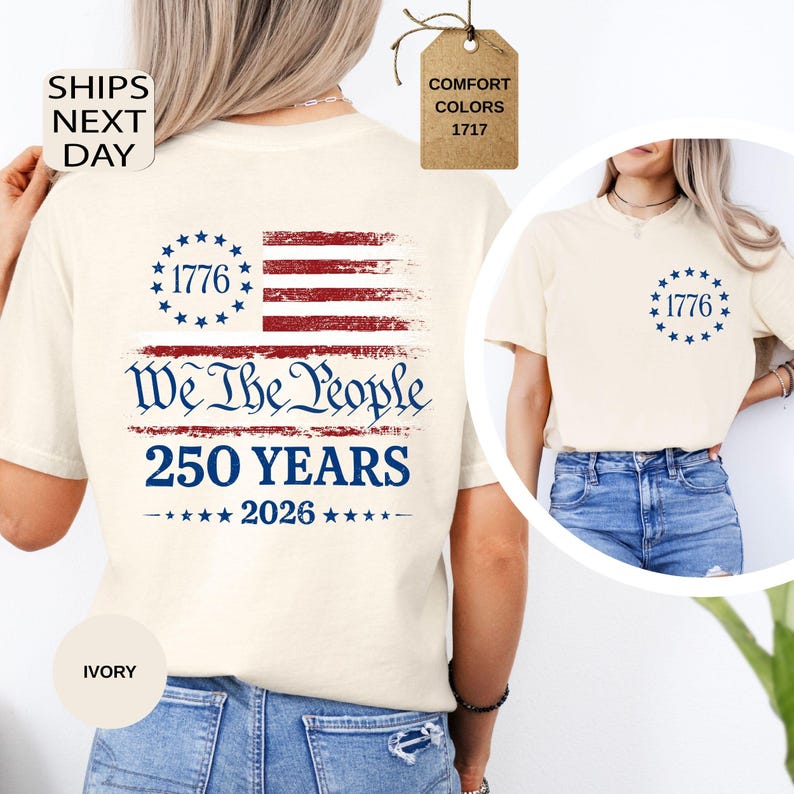 Pu&ograve; includere: T-shirt color avorio con un design a bandiera americana invecchiata con il testo "1776" e "We The People 250 YEARS 2026". La maglietta ha un girocollo e maniche corte. La maglietta &egrave; un colore comfort.