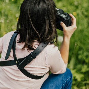 Quick Release Anti-Slip Dual Shoulder Leather Harness Camera Strap with Metal Hook for SLR / DSLR Cameras