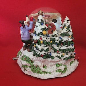 Disney Mickey Mouse Minnie Winter Wonderland Christmas Musical Snow Globe