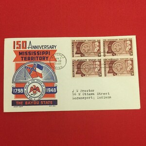 以下が含まれることがあります： ミシシッピ準州150周年を記念した白い封筒。赤、白、青のグラフィック、3セント切手4枚、1948年4月7日のナチェズの消印、J T Proctor宛のタイプライターで打たれた住所が記載されています。