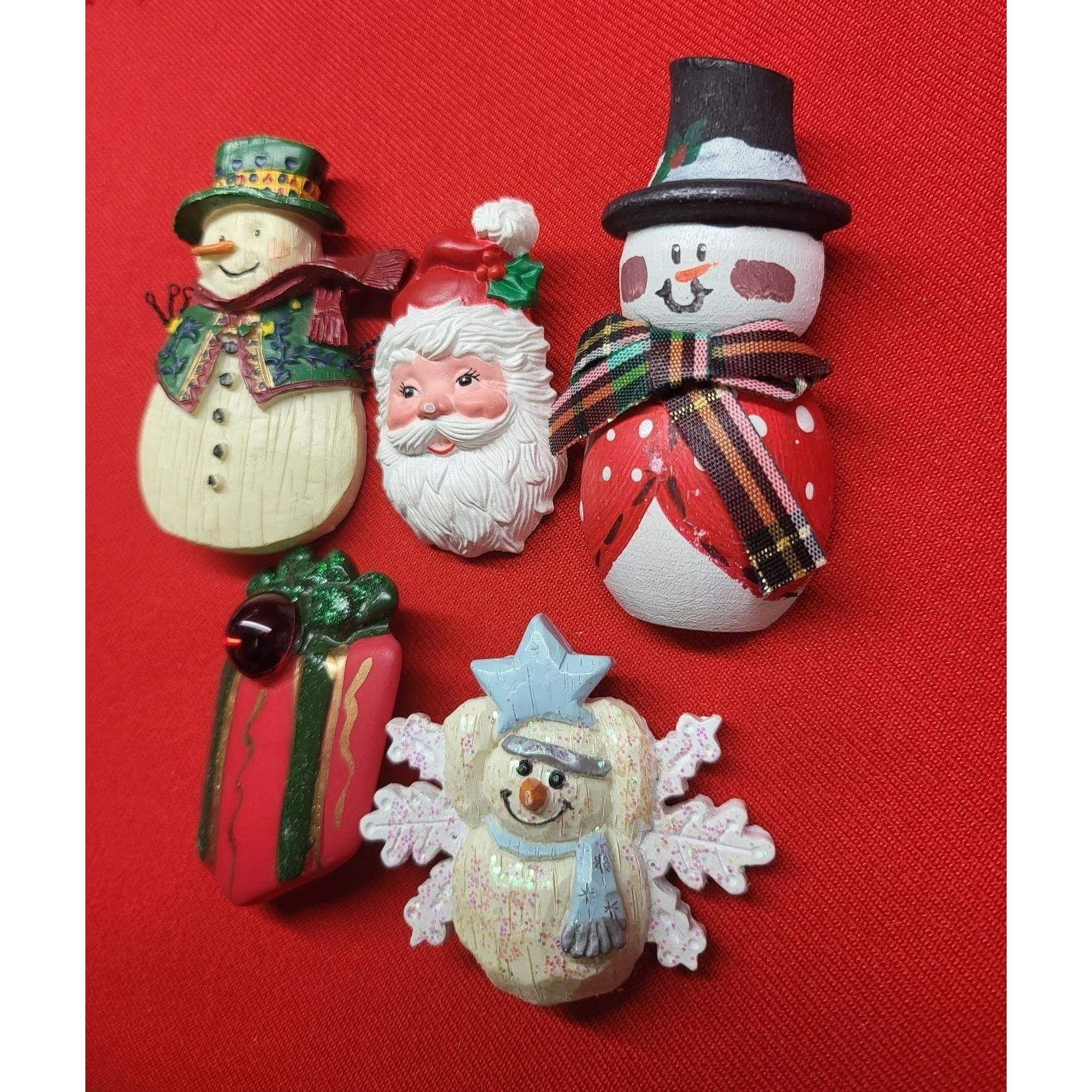 クリスマスピンブローチ：サンタ、スノーマン、ギフトボックス - 5個