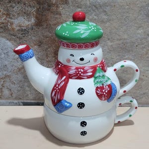 Temptations by Tara, set da 3 tazze e teiera in ceramica impilabili a forma di pupazzo di neve