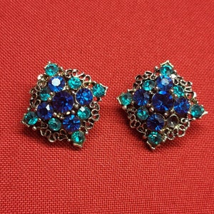 Tom de prata vintage com brincos de strass azul e verde