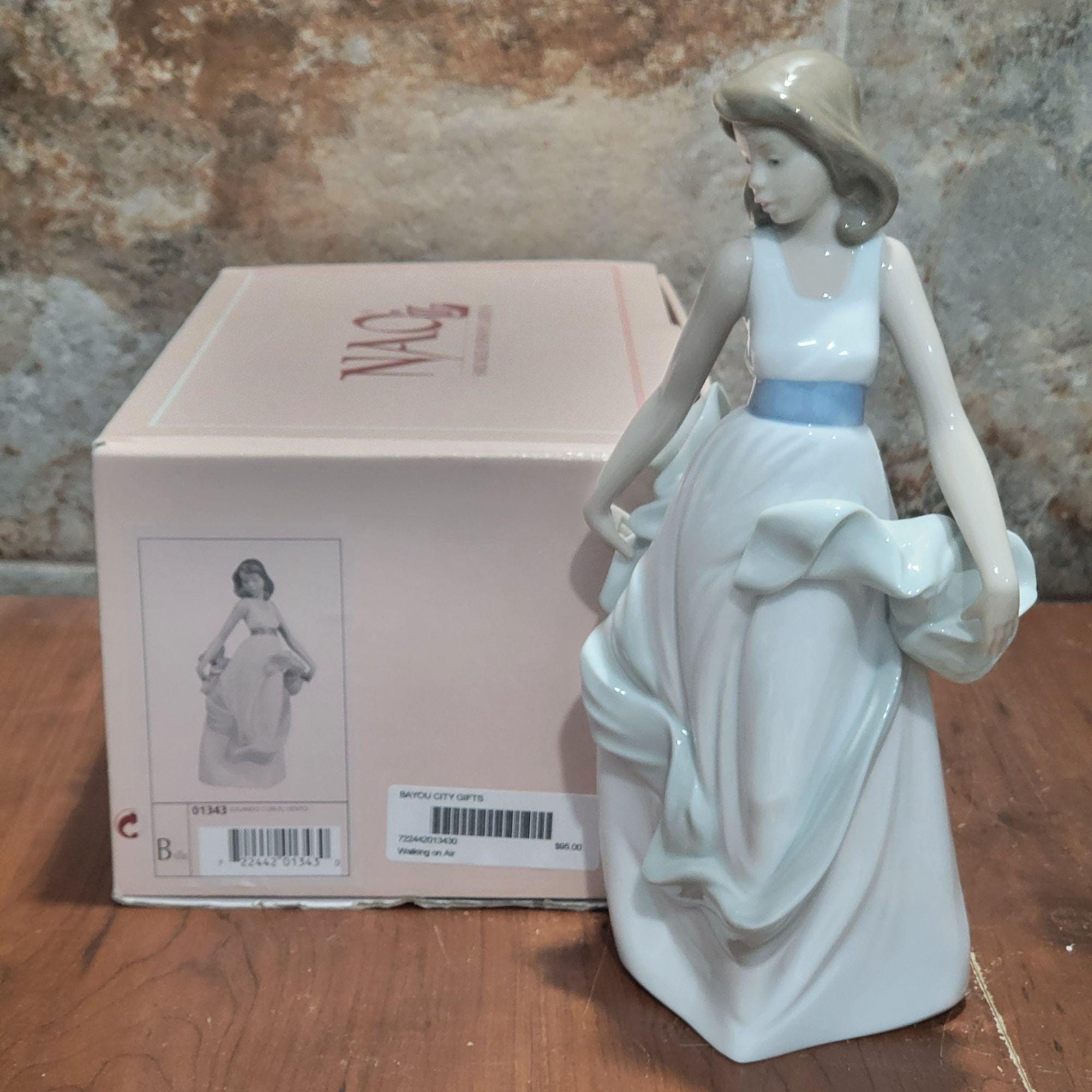 ヴィンテージ リヤドロ ナオ 空中を歩く磁器の置物 - Etsy 日本