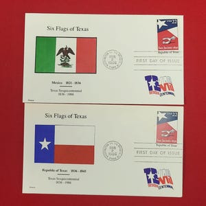 以下が含まれることがあります： 「Six Flags of Texas」と記された2枚の白い記念封筒。それぞれに22セントの米国切手、1986年3月2日のワシントン・オン・ザ・ブラゾスの消印、テキサス州150周年記念ロゴが印刷されています。メキシコ国旗とテキサス共和国国旗が描かれています。