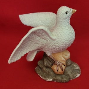VTG Biskuitporzellan Weiße Taube Vogel auf Felsen Hartriegel Blume Figur Statue Skulptur