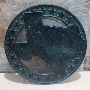 Vintage gietijzeren onderzetter op ronde voet Texas kaart sterren blauw groen