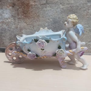 Vintage Bisque Porslin Kerub Ängel Dragvagn Planter Vas Godisfat Figurine