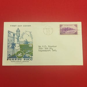 以下が含まれることがあります： 要塞とヤシの木が描かれた青と緑のイラストと「Puerto Rico Territorial Series Pavdie」の文字が入った白い初日カバー封筒。5セントの紫色の切手と、1937年11月25日のサンフアンの消印が押されています。