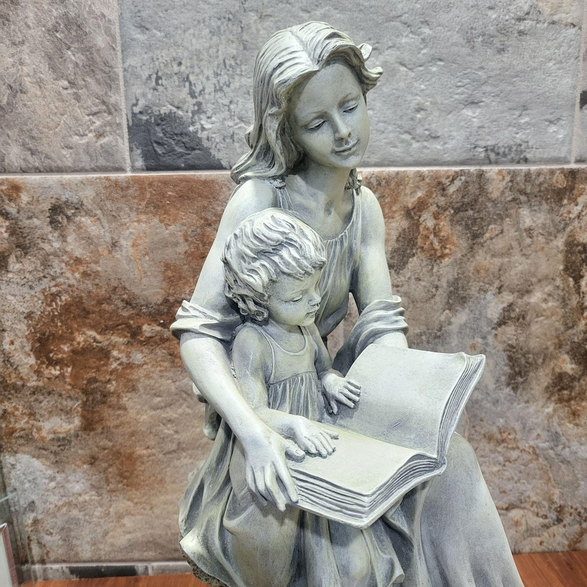 子供に本を読んで聞かせる母親の彫刻像 - Etsy 日本