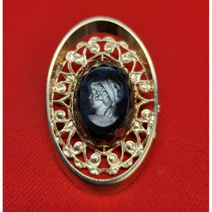 Dama grabada en tono dorado vintage en broche / pin de vidrio de diamantes de imitación negro