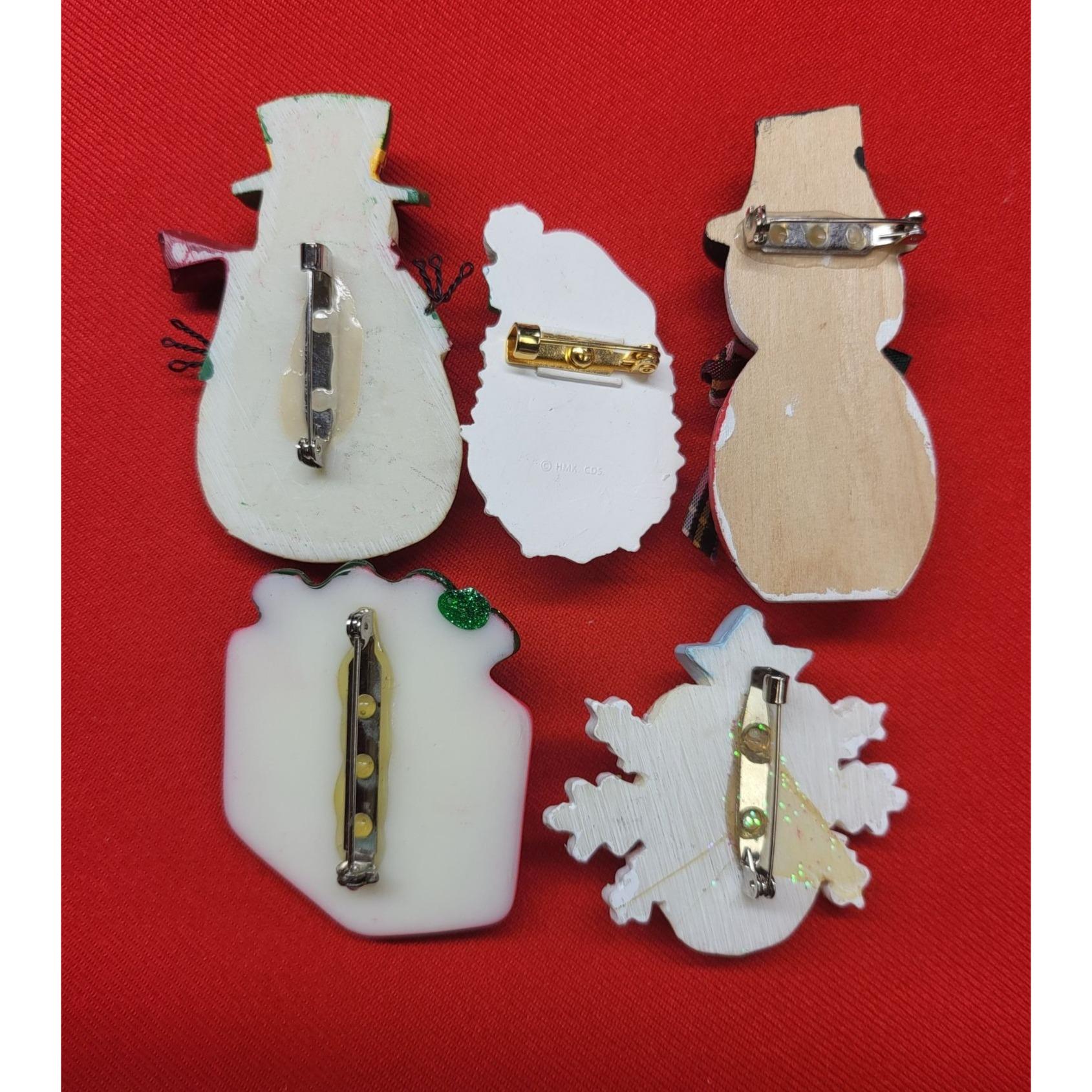 クリスマスピンブローチ：サンタ、スノーマン、ギフトボックス - 5個