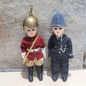 Muñecas de policía de la Guardia Real Británica vintage con ojos abiertos y cerrados