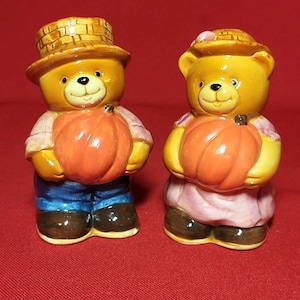 VTG Bears Holding Pumpkins Thanksgiving Salt & Pepper Shakers