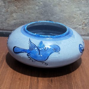Macetero redondo de cerámica mexicana Tonala, firmado, con diseño de pájaro azul, arte popular.