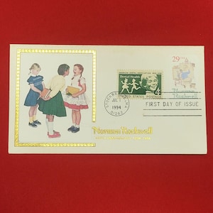 Op de afbeelding: Een herdenkingsenvelop met een illustratie van Norman Rockwell van drie kinderen, een postzegel van 4 cent van de American Dental Association en een postzegel van 29 cent. De tekst luidt Norman Rockwell 100th Anniversary 1894-1994 en First Day of Issue.