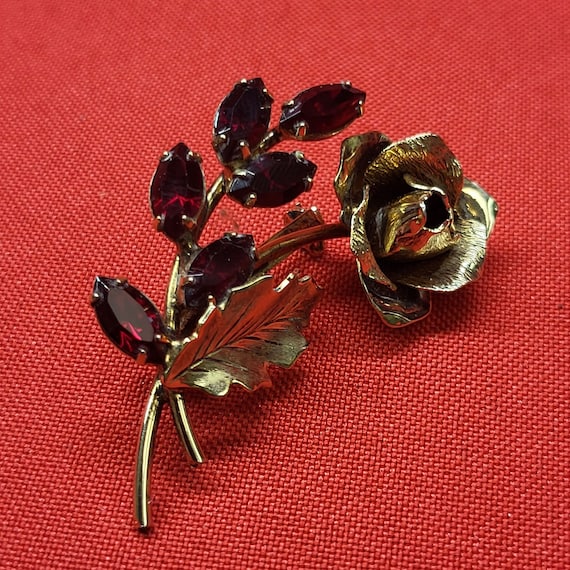 VTG Rose Pin Brooch Gold Tone Red Ruby Rhinestones - image 3