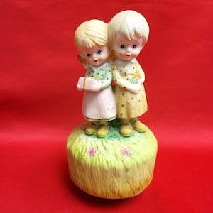 Vintage Sankyo twee jonge meisjes muziekdoos speelt de onmogelijke dromen