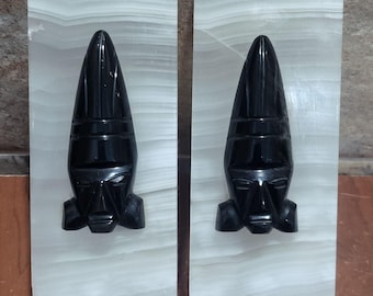 Escultura vintage de rosto de guerreiro maia asteca em obsidiana negra com base de ônix branco.