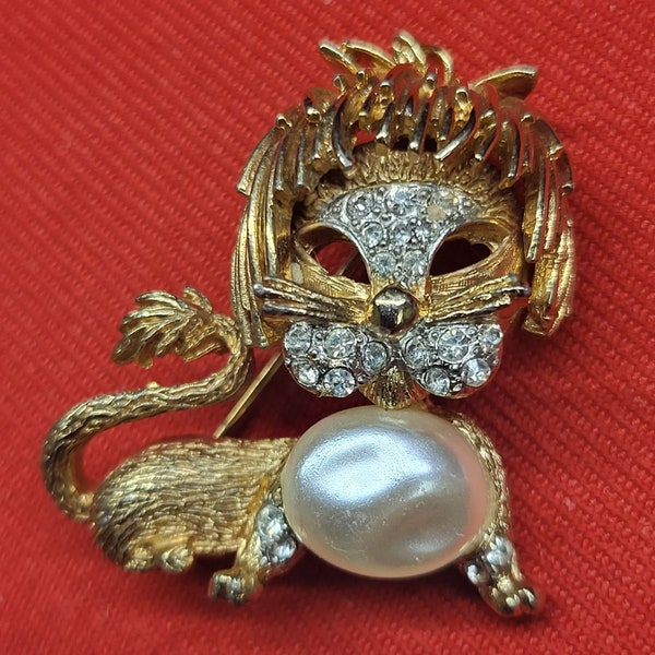 VTG Gold Tone Faux Pearl Cat Lion Figural Brooch Pin Signed AV