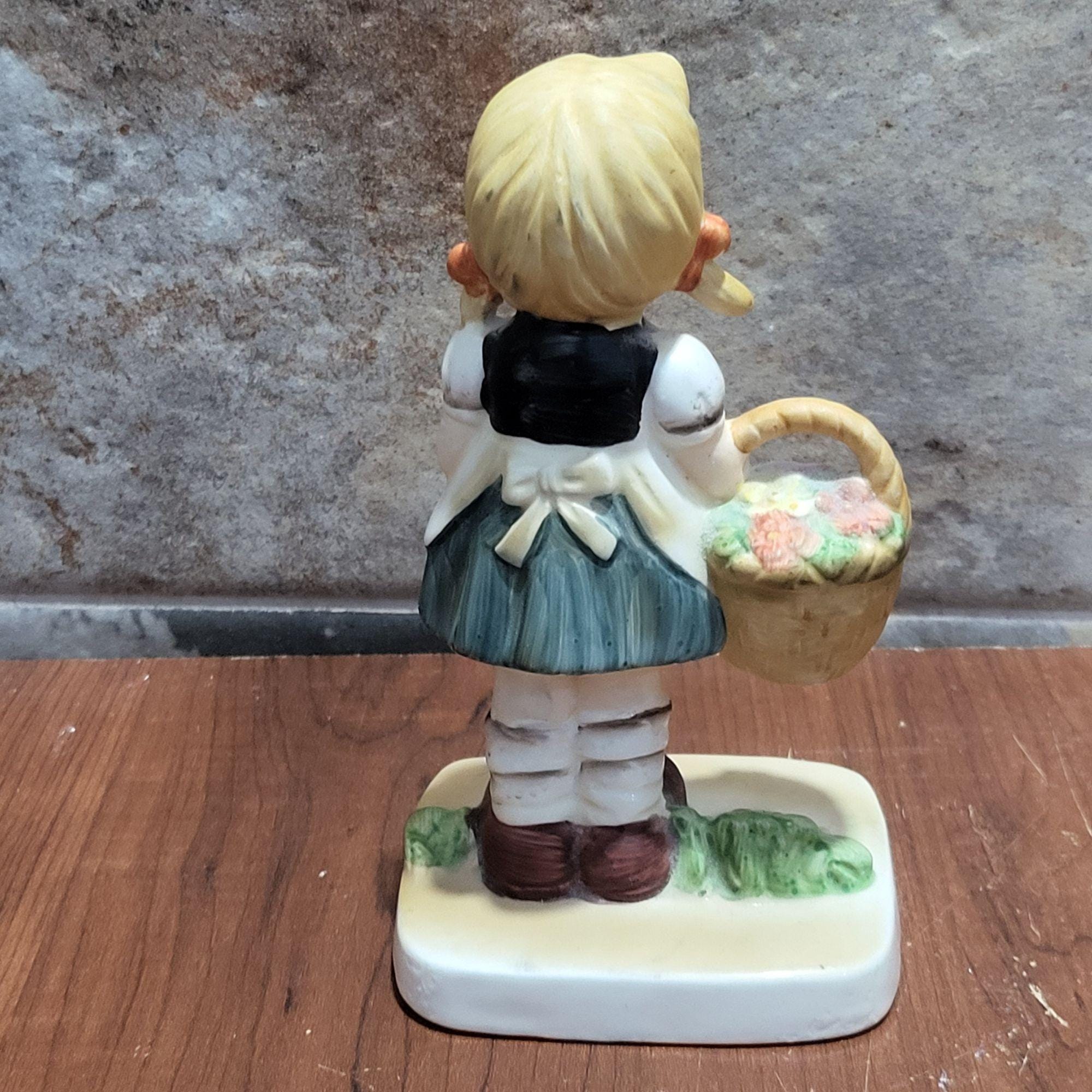 花籠を持つ少女の陶器の置物 - Etsy 日本