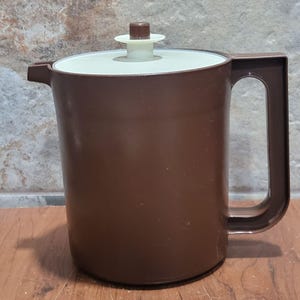 Vintage Tupperware 1.5 Quart Pitcher Sealing Lid Brown Plastic
