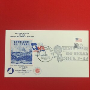 以下が含まれることがあります： Official Cover of the Dallas Historical Societyの文字、青いCavalcade of Texasのイラスト、Texas Sesquicentennial切手、1983年10月8日の消印、State Fair of Texasの文字が印刷された白い記念封筒。