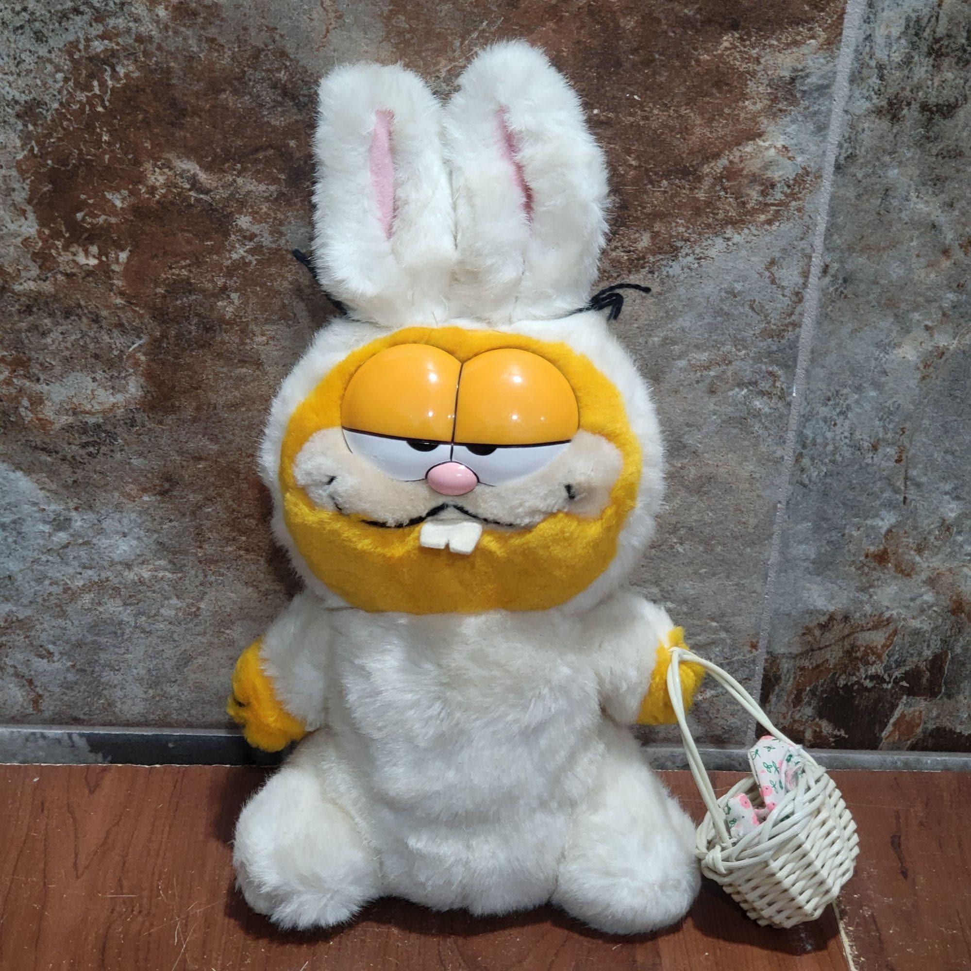 ガーフィールド イースター バニー アンティーク DAKIN 80s I2BB Vintage Dakin Garfield Easter Bunny Plush Toy 1981 - Etsy Israel