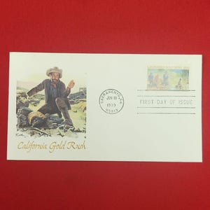 以下が含まれることがあります： 帽子とコートを着た金鉱採掘者のカラーイラスト、California Gold Rushの文字、同タイトルの切手、1999年6月18日のサクラメント（カリフォルニア州）の消印が押された、白い初日カバー封筒。