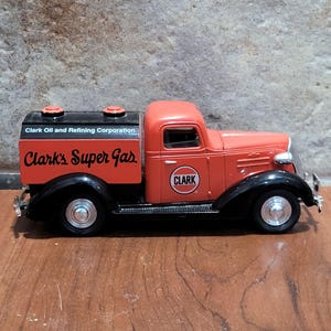 1937 Chevy Tanker Clarks Super Gas Lockable  Metal Coin Vehicle Bank 1:25 Scale Diecast